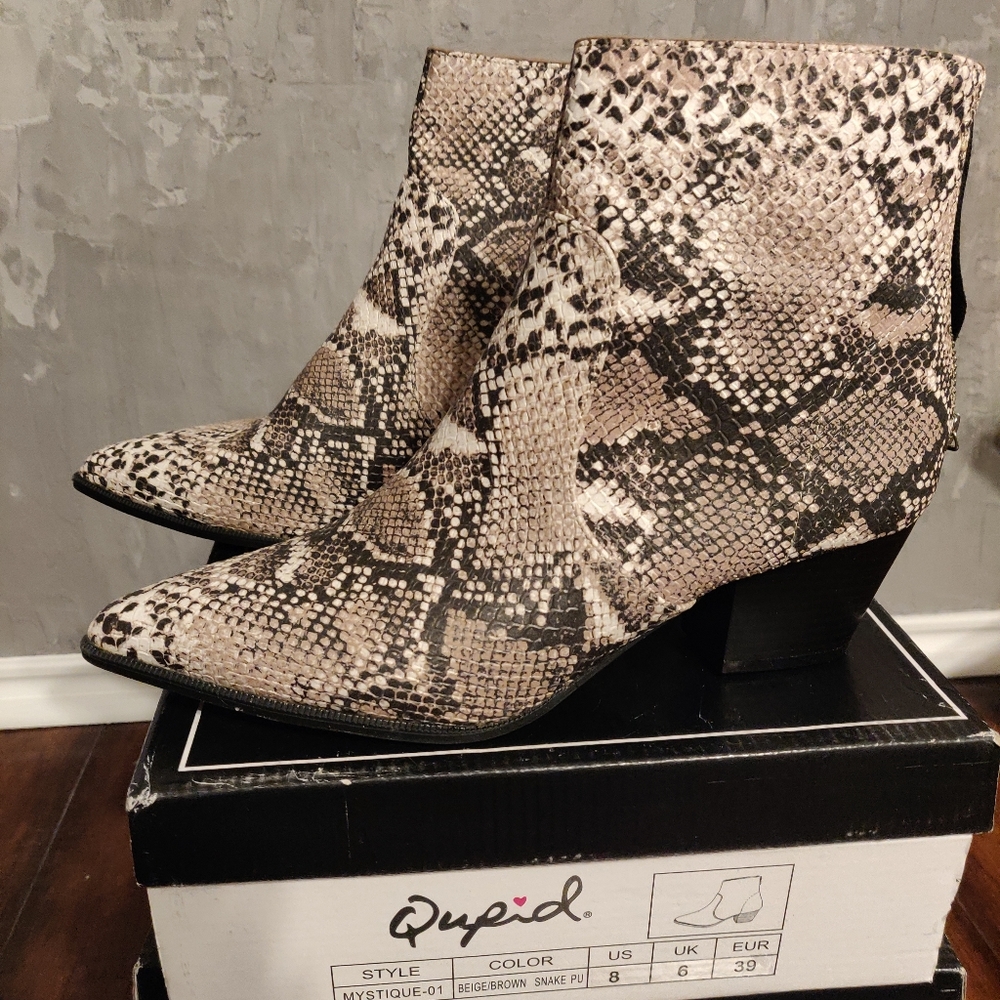 LAST CHANCE 🎉 Qupid Snake Print Booties